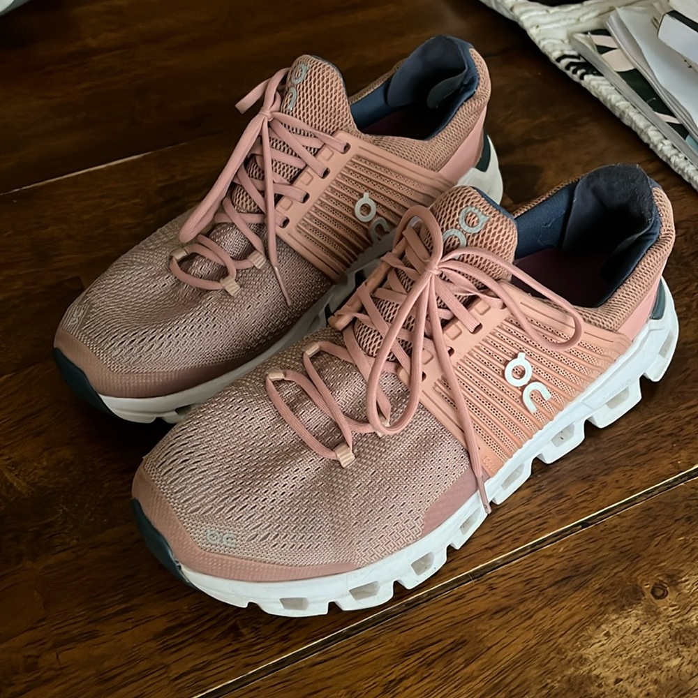 ON Tennis shoe 8.5 rose color
